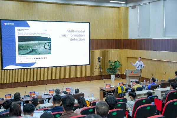 Phiên toàn thể do keynote speakers GS. Ioannis Kompatsiaris trình bày nghiên cứu