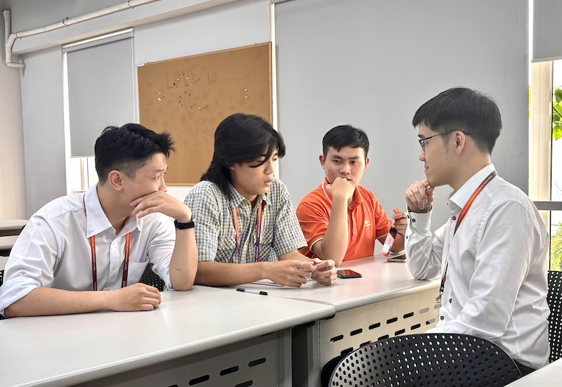 Nhóm trao đổi cùng chuyên gia Nhật Bản về mô hình nhà thông minh