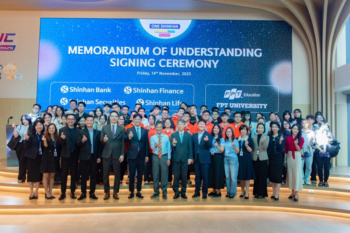 Đại diện hai đơn vị chụp ảnh lưu niệm cùng các khách mời, sinh viên tại lễ ký kết