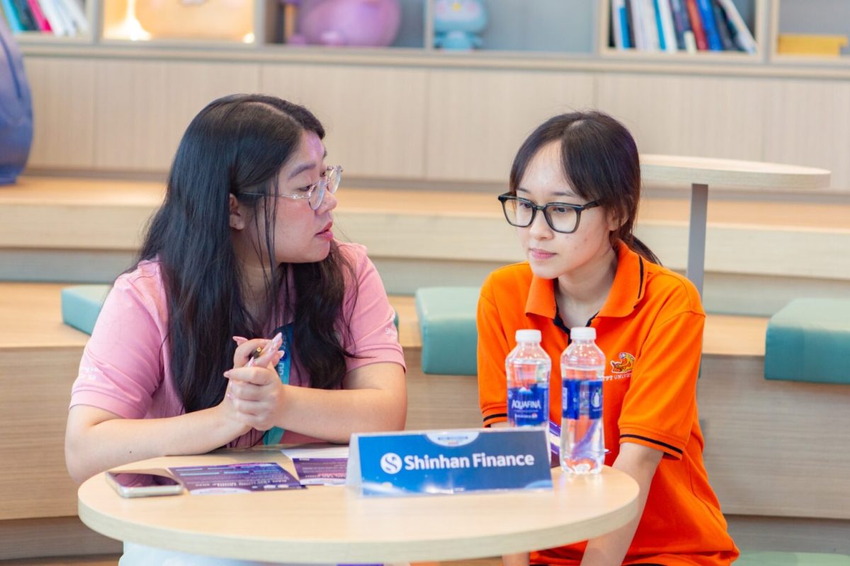 Sinh viên FPTU gặp gỡ trực tiếp đội ngũ tuyển dụng, tìm hiểu rõ hơn về quy trình tuyển dụng tại các công ty