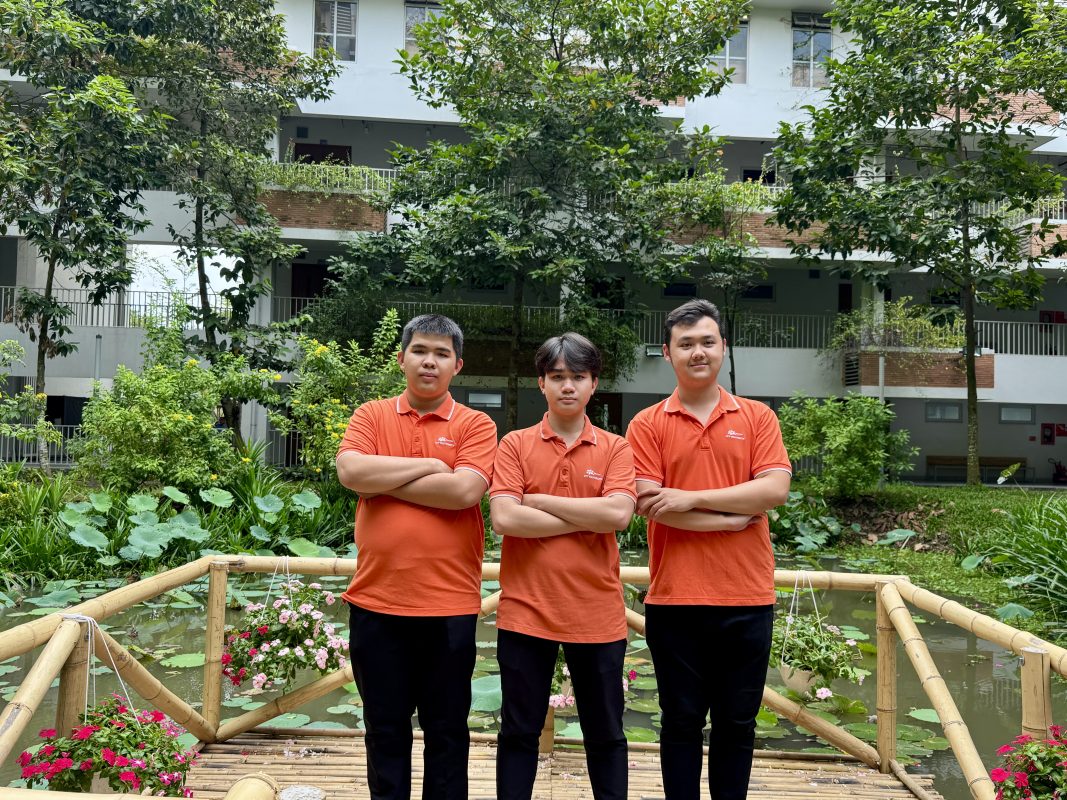 Từ trái sang: Nguyễn Thanh Danh, Trần Quảng Quân, Vũ Quang Huy giành giải Ba chung cuộc ở nội dung đồng đội