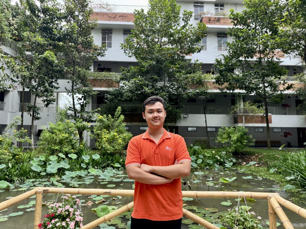 Sinh viên Vũ Quang Huy cùng các thành viên trong nhóm giành giải Ba ở nội dung đồng đội
