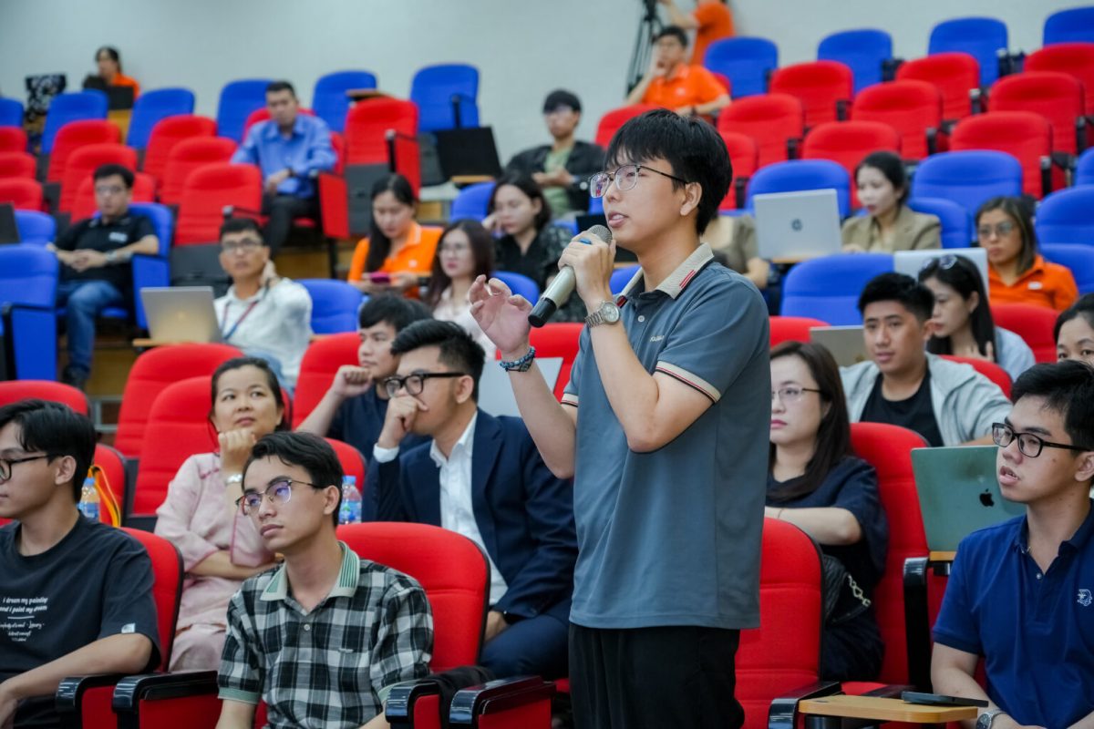 Minh Trí đặt câu hỏi về vấn đề nghiên cứu
