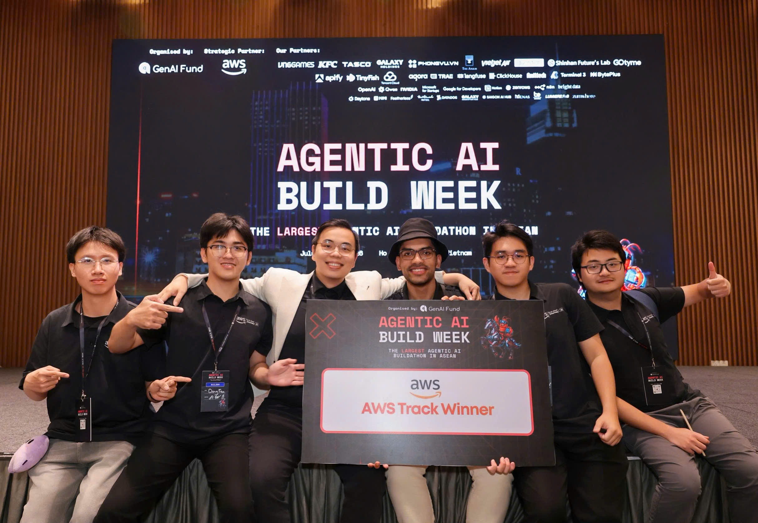 Sinh vien truong dai hoc fpt chinh phuc top 1 tai agentic ai build week 2026